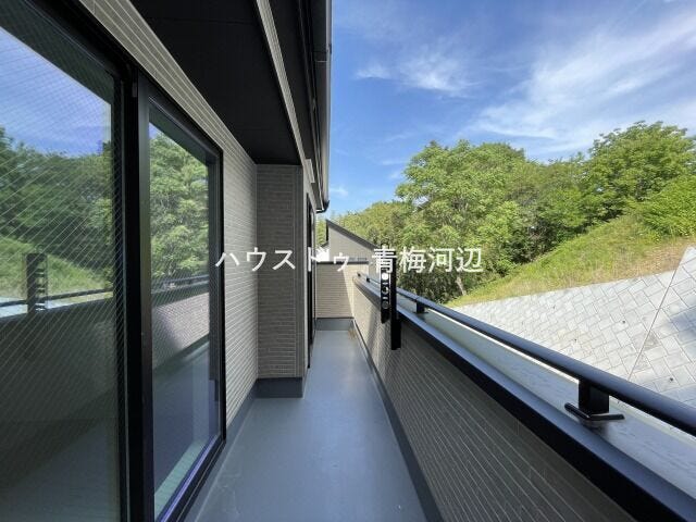 バルコニー:日当たりの良いバルコニー♪洗濯もはかどり、毎日お布団もふっかふか♪バルコニーからは緑がみえるのでプライベートの時間も気持ちよく過ごすことができそうです。