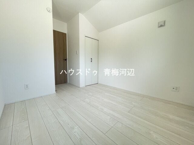 東側5帖洋室:ホワイトを基調としたどんな家具やインテリアも映えるお部屋です。
