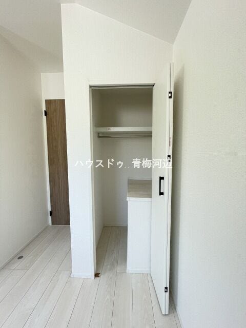 東側5帖洋室:居室に収納があるため、家具を増やさず空間を有効活用できます。