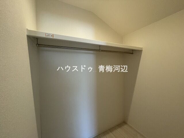 2階廊下収納:居室以外にも収納スペースが設置されており、使用頻度の低いものや季節家電、掃除道具や防災グッズなどをしまっておけます。