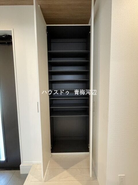 玄関収納:たっぷりと収納することができるので、玄関をすっきり片付けることができます。ご家族を気持ちよく迎えることができそうです。