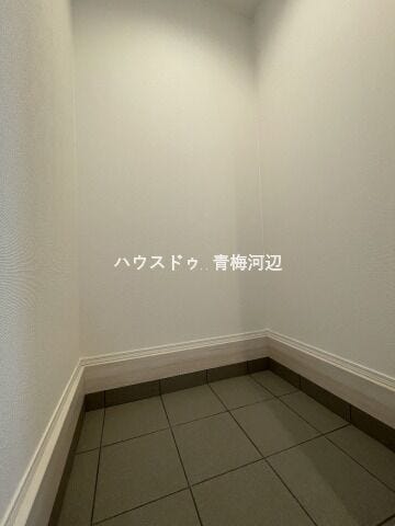 玄関収納:間仕切りがないので湿気がこもりにくく、荷物もすぐに取り出すことができます。ベビーカーも置いておくことができますね。
