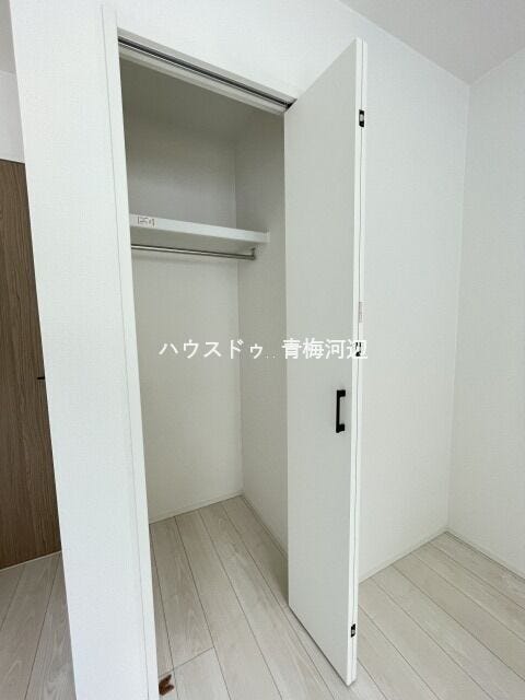 南側5帖洋室:ハンガーパイプや枕棚も標準装備されたクローゼットです。
