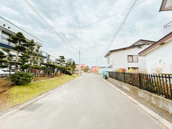 【前面道路】幅員約8mの公道に接道しております。駐車が苦手な方でも楽に駐車できる幅員となっております。