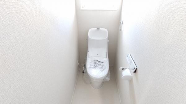 【同仕様写真】トイレ同仕様写真。新品のトイレに交換します。写真は同仕様タイプの写真であり、実際に設置される製品と色やデザイン、形が異なる場合がございます。予めご了承ください。