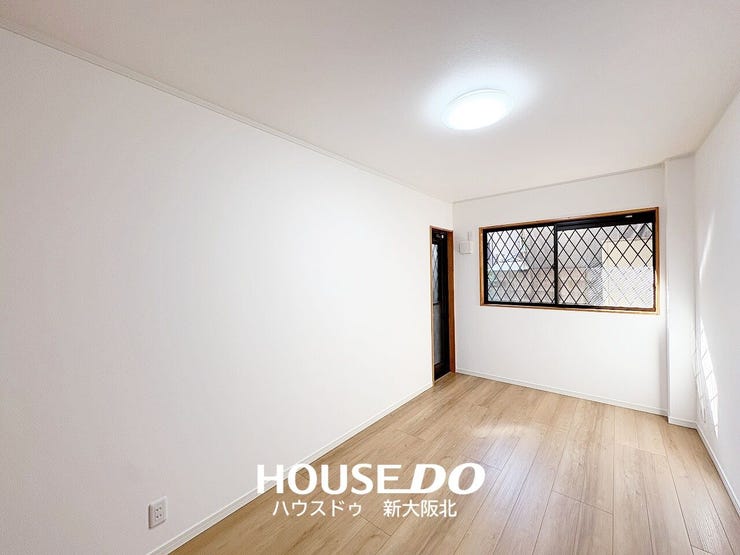 ■1階8.1帖洋室
■子供部屋や寝室などにお使いいただける洋室が6部屋ございます!
■各居室は独立性が高く、プライベートを大切にするご家族にもオススメの間取りです!