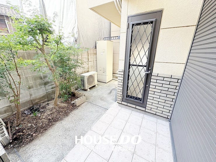 ■1階テラスには紅葉などの植栽があるので季節の移ろいを身近に感じることができますよ♪