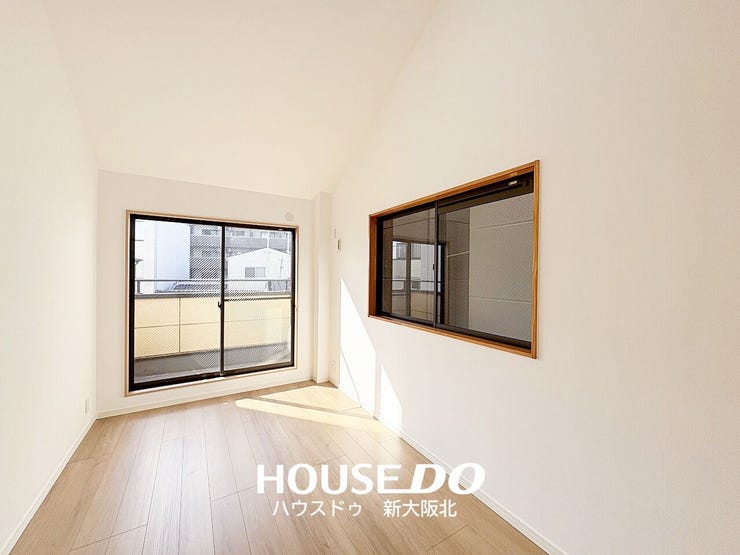 ■3階6.4帖洋室
■白い壁とナチュラルな木目の床・建具の組み合わせが、シンプルで落ち着いた雰囲気の室内です!