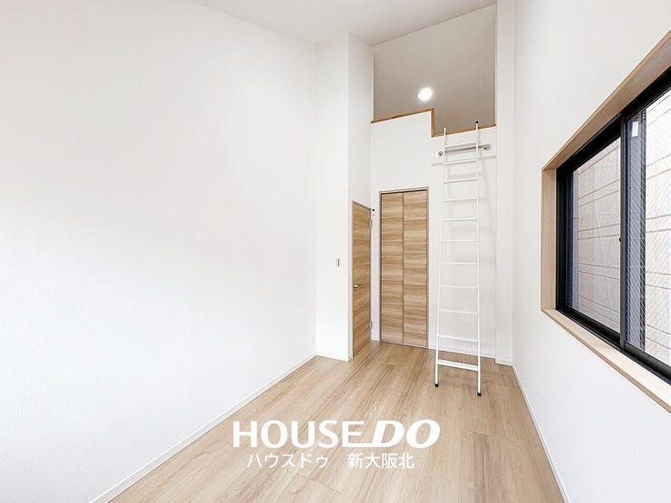 ■3階ロフト付き6.4帖洋室
■ロフトがあるため天井が高く、開放感のある室内です!
■ロフトへつながる階段は使わないときは立てかけて収納しておくことも可能です◎