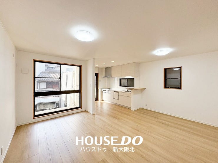 【外観】
■リビングは24.3帖の広さがあり、ダイニングテーブルやソファなどの家具を置いても十分な広さがあります!
■家族みんながゆったりくつろげる空間になりそうですね!