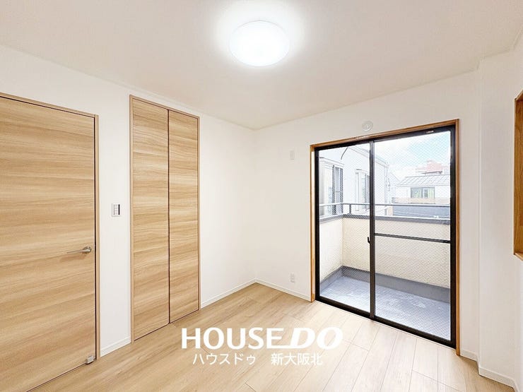 ■フローリングは、飲み物などをこぼしてもサッとひと吹きで汚れがとれるのでお掃除が楽々です!
■ペットや小さなお子さまのいるご家庭でも安心ですね!