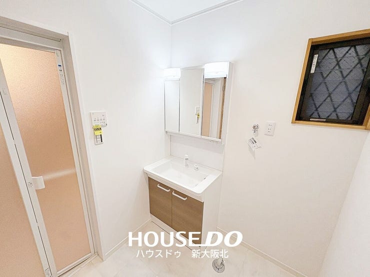 ■ゆとりある洗面台で毎朝の身支度もスムーズに!
■もちろん、鏡裏にもたっぷりの収納スペースがあるので、いつもスッキリと保てますね!