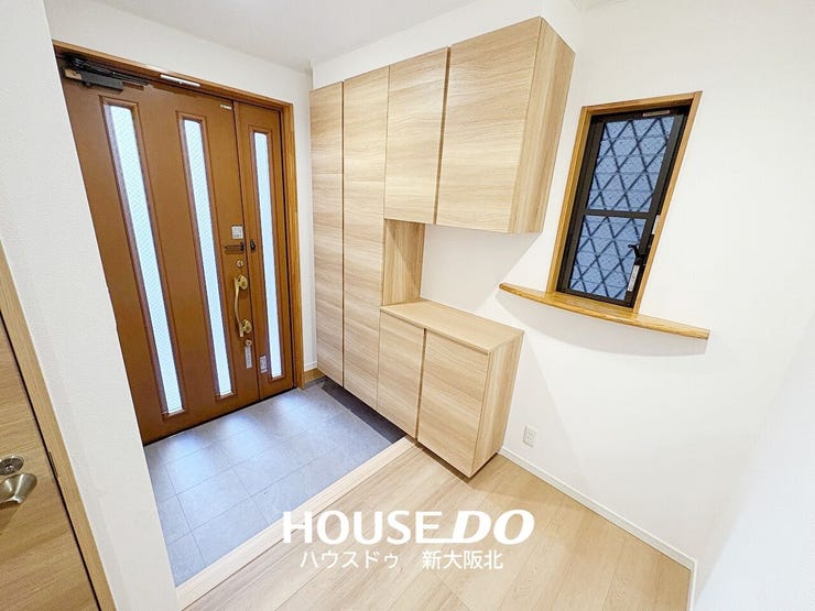 ■採光窓付きの玄関ドアからは自然の光が入るので、日中は照明を付けなくても明るい空間です♪
■窓があるので、ニオイがこもりがちな玄関もスッキリ換気できますね!