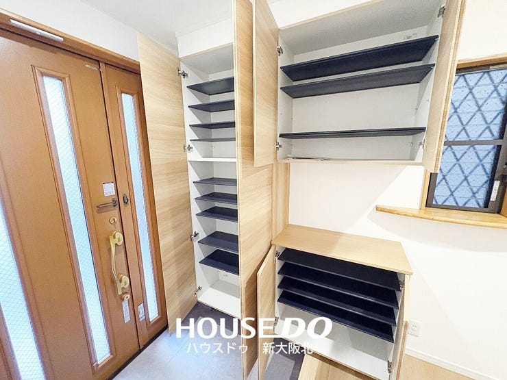 ■いつの間にか増えてしまうご家族の靴もたっぷり収納していただけるシューズボックス付き!
■段の高さ調節ができるのでヒールや高さのある靴も収納可能です!