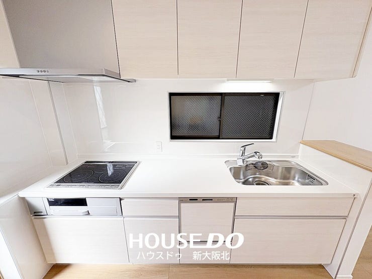 ■広々としたキッチンスペースです!
■火を使わない安全性とお手入れのしやすさが魅力のIHクッキングヒーター搭載のシステムキッチンです!