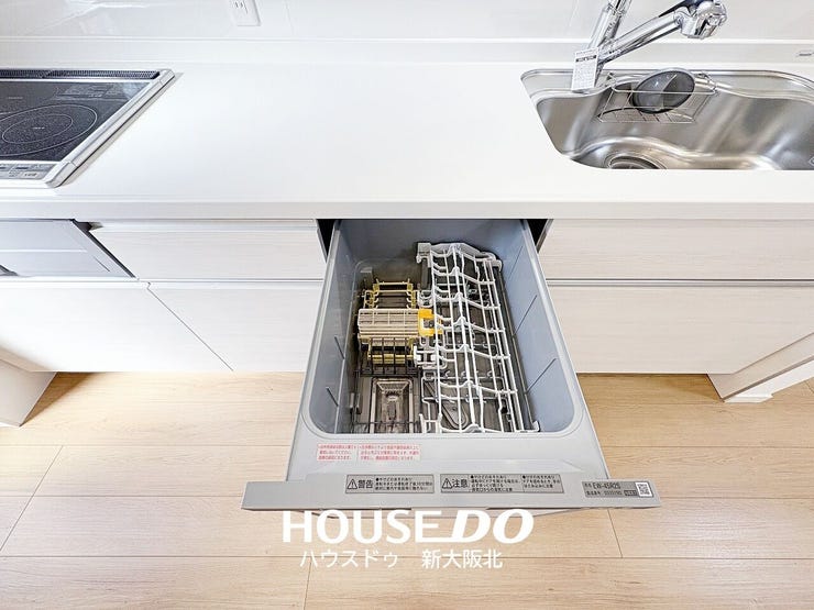 ■スライド式で食器の出し入れがしやすい食器洗浄乾燥機付き!
■高温洗浄で水では落ちにくい頑固な油汚れもスッキリ!
■食器も清潔に保てます!手荒れの心配もなく家事もはかどりますね!