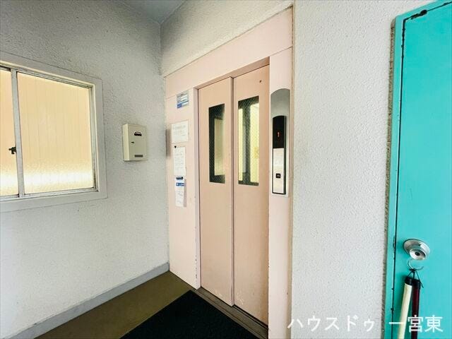 8階建てマンションのためエレベーターが設置されています。買い物後の荷物を運ぶ際にはとても助かります。