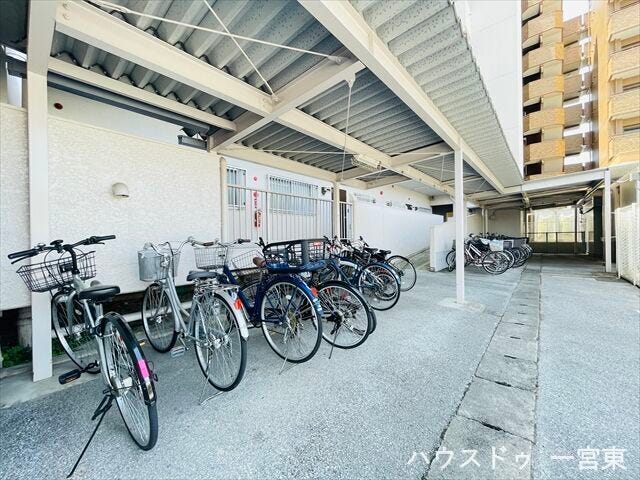 ≪駐輪場≫
屋根がついているので大事な自転車が守られます。