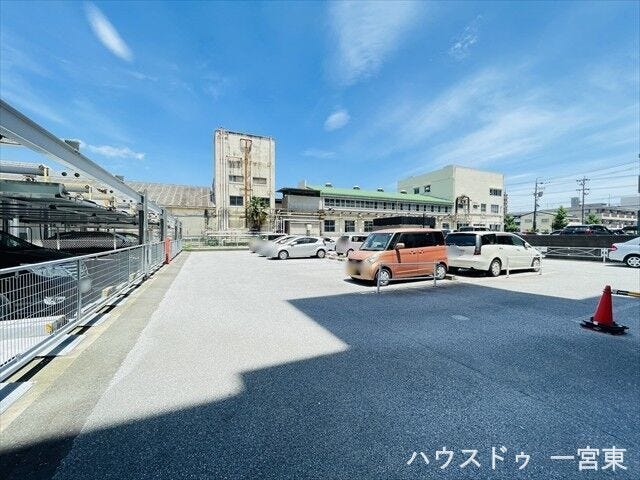敷地内に駐車場がございます。空き状況はお気軽にお問い合わせください。機械式駐車場は盗難やいたずらリスクが軽減されます。