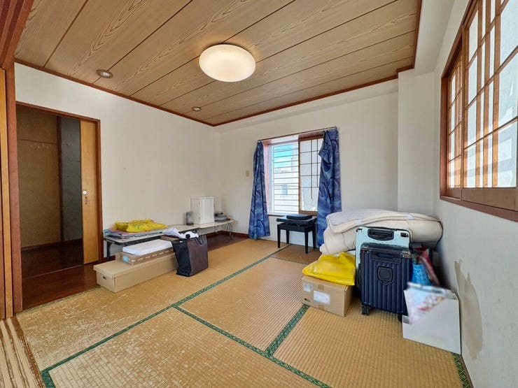 和室:畳を傷つけず、重い家具も安心して配置可能なフローリングスペースあり♪