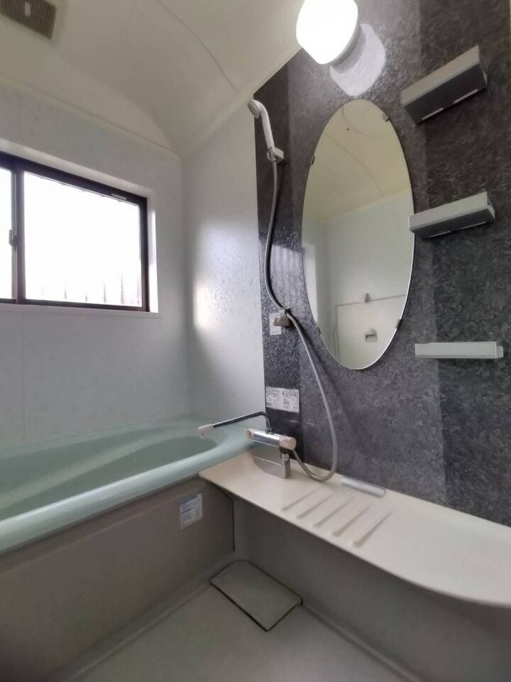 1日の疲れをゆっくり癒せる浴室!窓が付いているため、湿気がこもりません♪