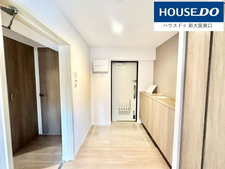 玄関まわりもゆったりと余裕をもった造り。
人感センサーのライトです。