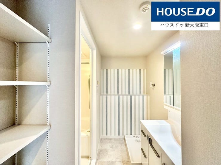 洗面スペース。
正面にはおしゃれなアクセントクロス