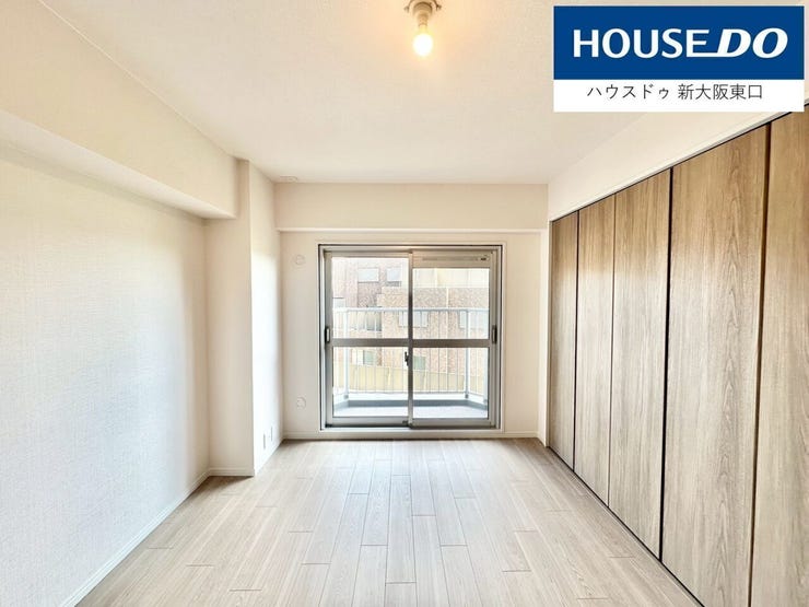 洋室6.5帖。
収納もたっぷりあり、こちらも広いです。