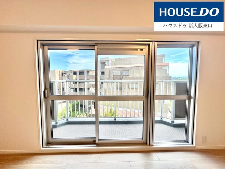 リビングの窓は3面のため、よりたくさんの光が注ぎ込みます。