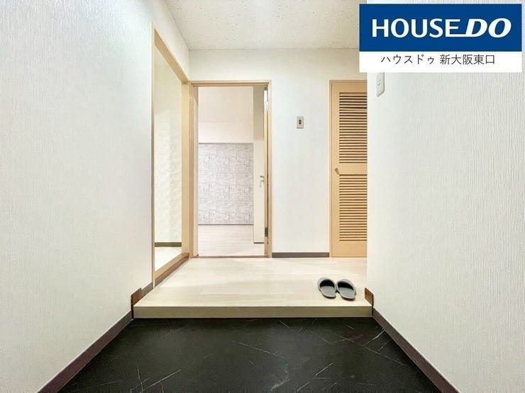 玄関はとても明るく広めです。