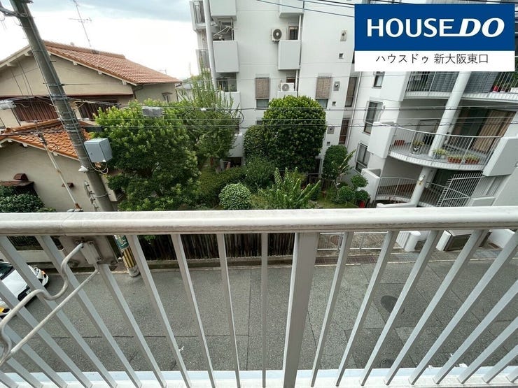 バルコニーは柵など古さを感じますが、幅がしっかりとあり撥水シートが貼ってあるので使い勝手は悪くありません!