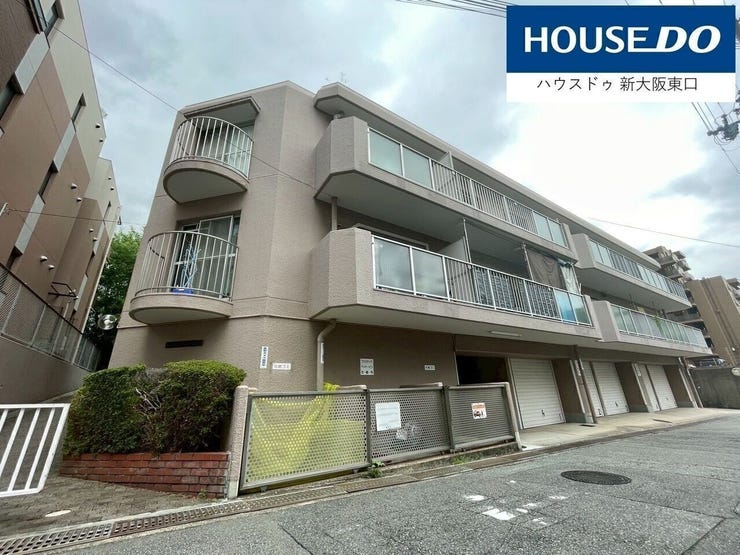 リビングの風景。
バルコニーへの同線を確保しながら、ダイニングテーブルやソファーセットなどいろんなものを置けそうです