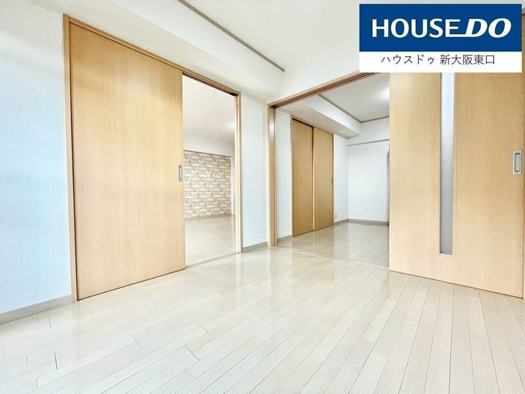 リビング。
白を基調としており、アクセントクロスがおしゃれに感じます