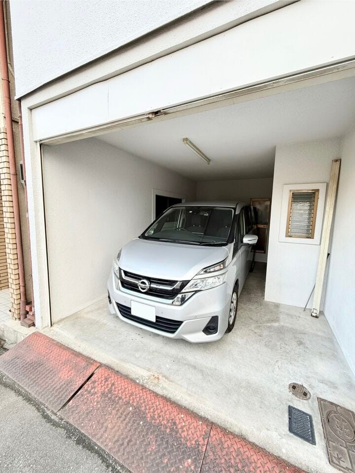 弊社社用車セレナを止めても十分なスペースがある程広くなってます♪