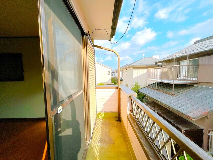 南向きのバルコニーは太陽光をたっぷりと受けられるため、洗濯物が乾きやすく、室内に明るさをもたらします。