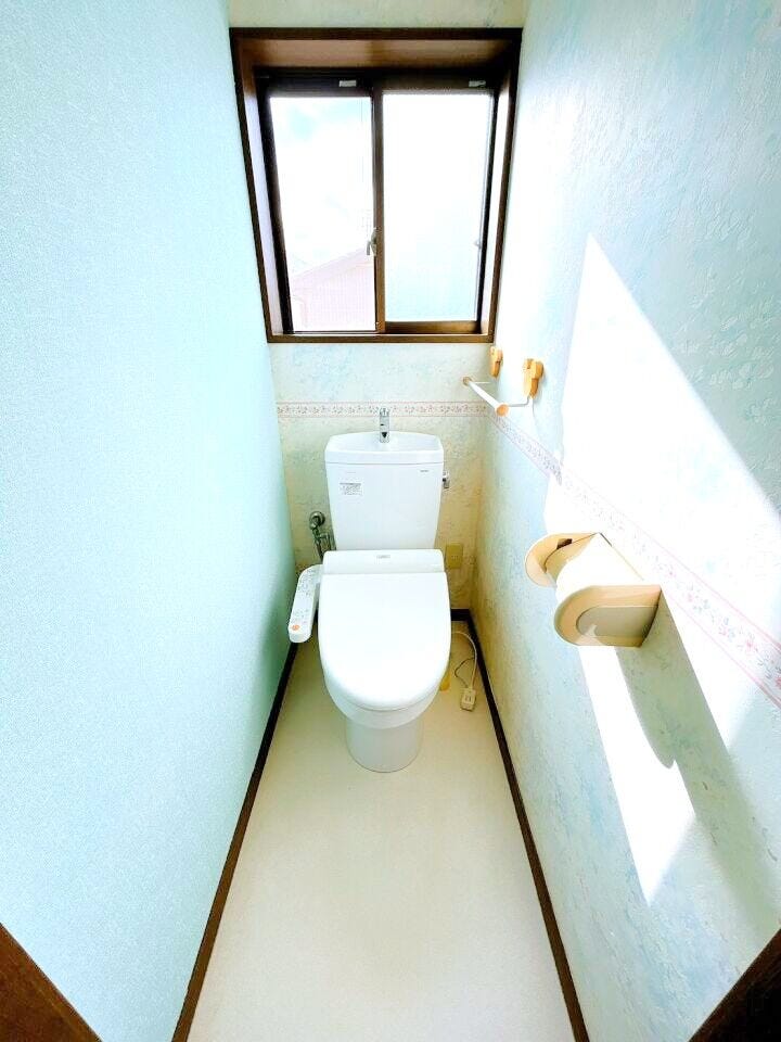 トイレに窓があり、自然な空気の流れを作り出すことができるため、トイレ内の嫌な臭いを効果的に排出できます。