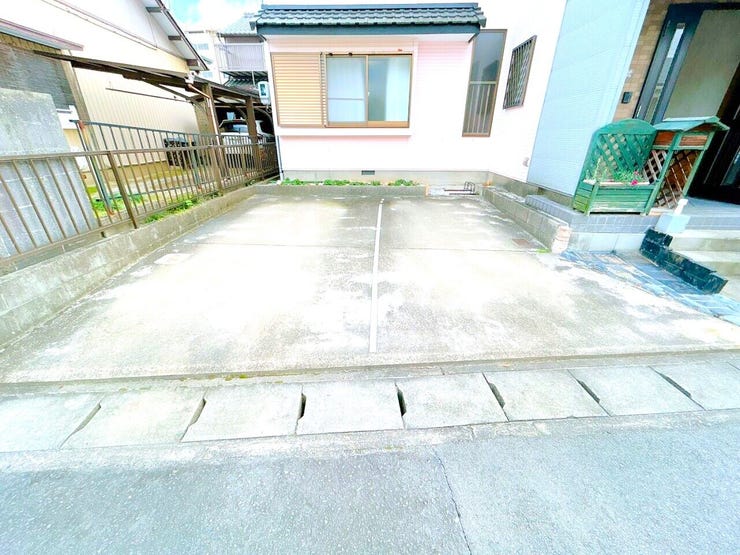 両方の車が独立して駐車できるため、片方の車を移動させる必要がなく、効率的に出し入れができます。