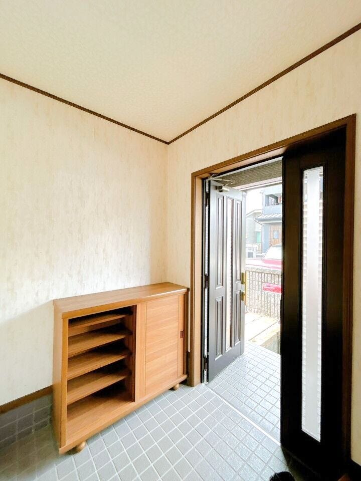 大容量のシューズボックスで靴の種類や季節に応じて多くの靴を収納でき、家族全員分の靴を一箇所にまとめて管理できます。