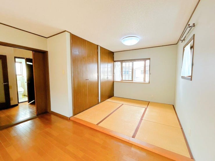 洋室に畳コーナーがあり赤ちゃんのお世話やお子様の遊び場、お昼寝の場所として活用できます♪