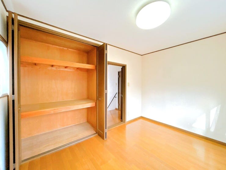 約6帖の洋室は部屋の広さが適度なため、家具の配置やインテリアデザインがしやすく、狭すぎず広すぎない居心地の良い空間を作れます。