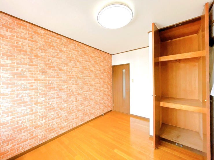 約5.5帖の洋室は家族構成やライフスタイルに合わせて使い方を簡単に変えることができます。