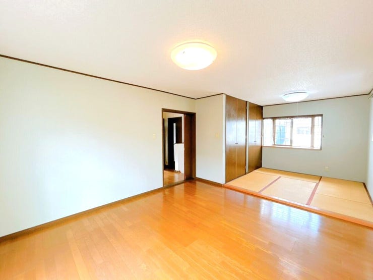 約9帖の洋室はダブルベッドやクイーンサイズベッドを置いても余裕があり、快適な寝室として利用可能です。