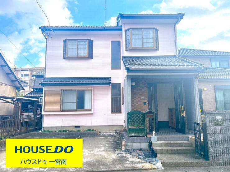 【外観】
自然光を最大限に取り込む開放的で明るいお家です。