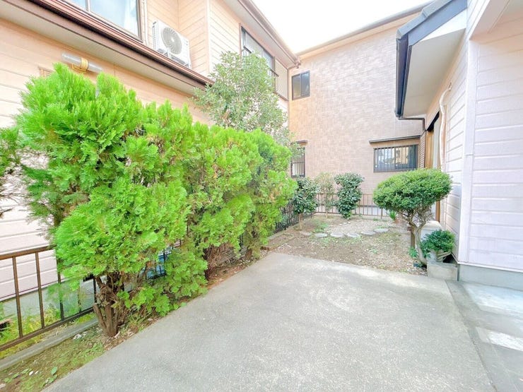 南向きのバルコニーは太陽光をたっぷりと受けられるため、洗濯物が乾きやすく、室内に明るさをもたらします。