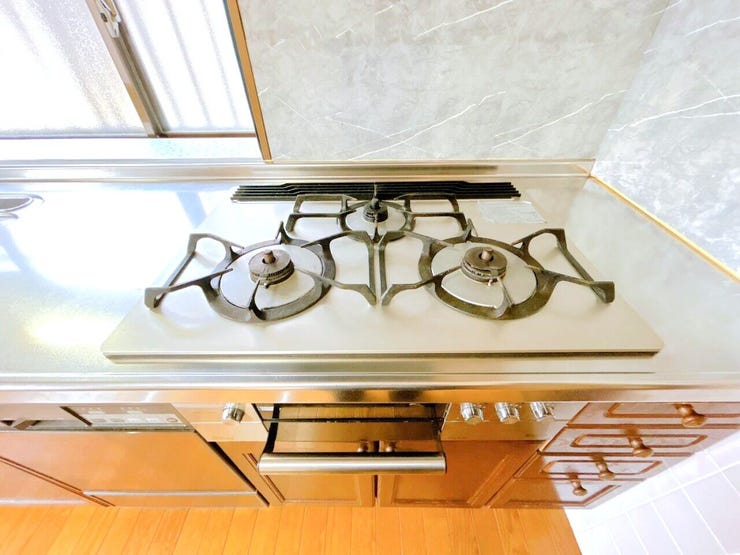 三口コンロは大人数分の料理を手早く準備する際に便利です。大家族の方やパーティーやイベントのときにも活躍します。