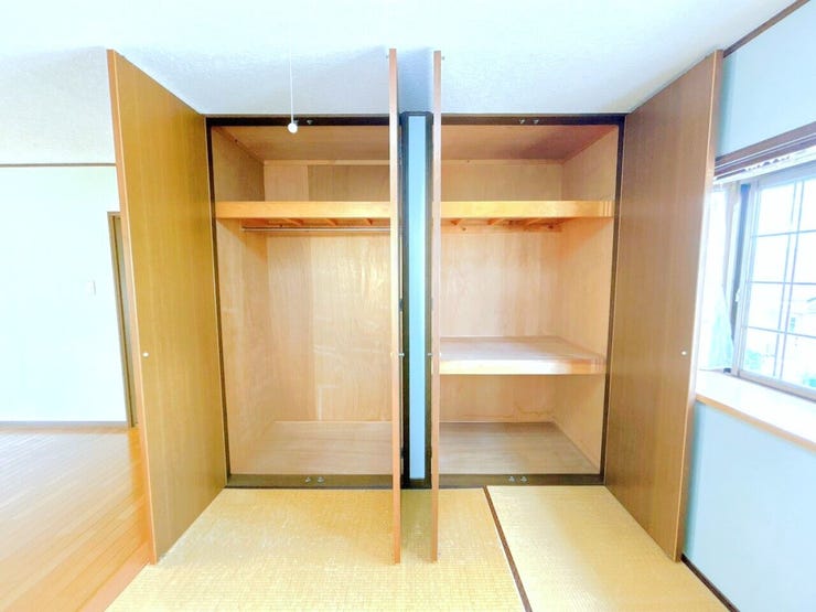 深さと幅があるため、布団や季節物の衣類、大型の道具などを一度に多く収納することが可能です。