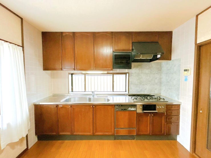 キッチンに窓があると換気が必要なときにすぐに風を通すことができるため、料理の匂いや熱気を逃がしやすいです!