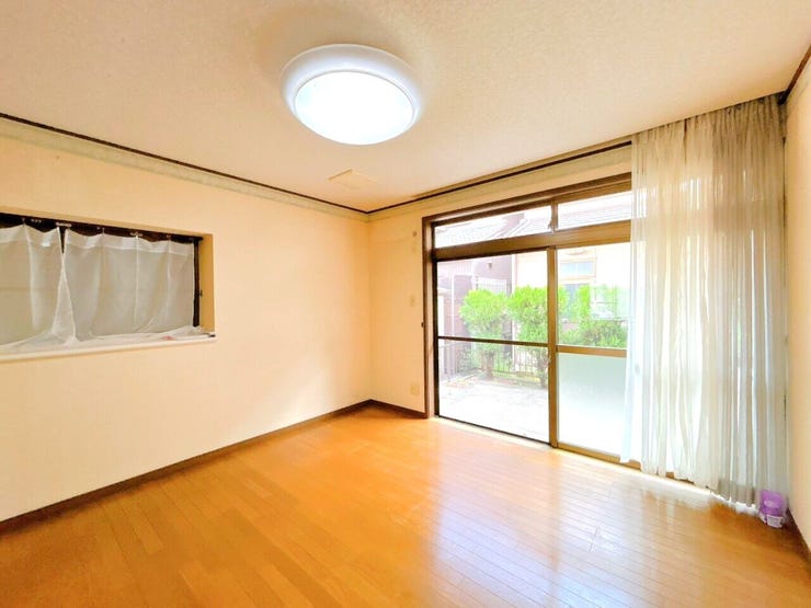 階段がリビングを経由しないことで、家族や住人の動線を分けやすくなり、プライバシーが保たれます。特に来客がある場合でも、個室やプライベートスペースへのアクセスが気になりにくいです。