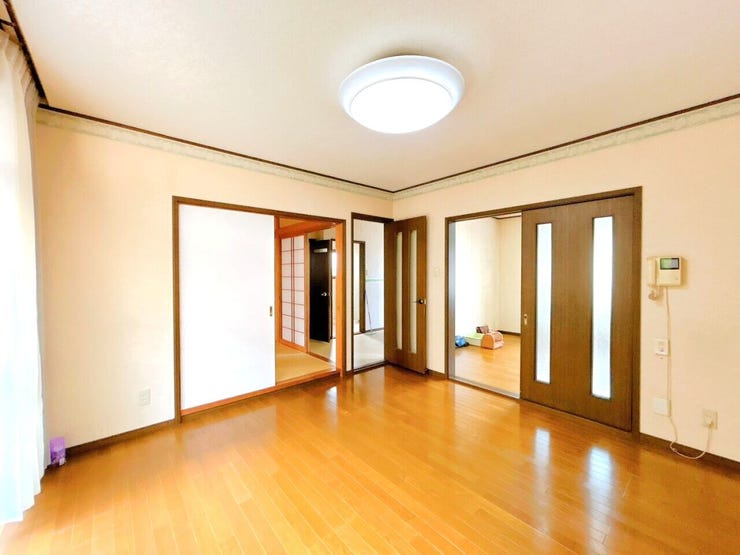 階段がリビングとつながっていないため、冷暖房の空気が上下階へ流出しにくくなり、エネルギーの効率的な利用につながります