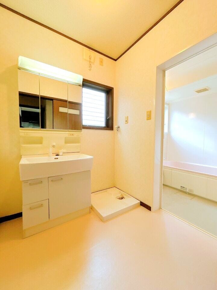 洗面所に窓があることで換気がしやすく、日中は照明がなくても十分な明るさを確保できます!